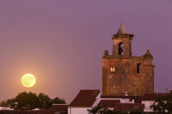 Klocktornet i kyrkan med super moon — Stockfoto