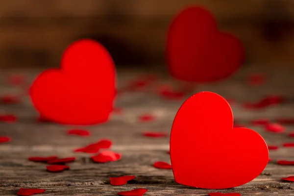 Drei rote Herzformen auf Holz für den Valentinstag — Stockfoto