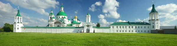 Zomer landschap in Rostov Veliki. — Stockfoto