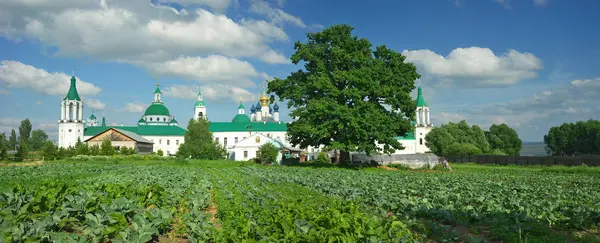 Sommarlandskap i Rostov Veliky. Stockfoto