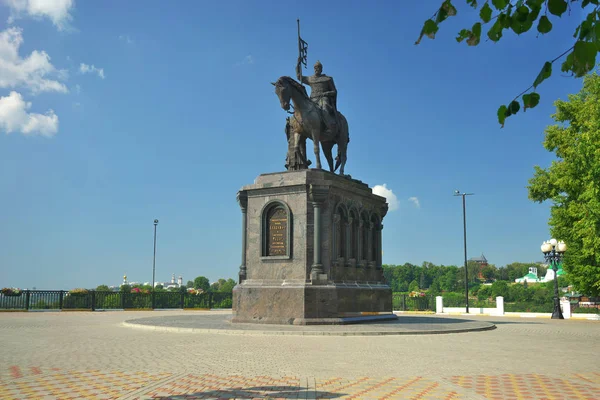 Rusia - 25 de julio de 2016: Monumento al Príncipe Vladimir contra la Catedral de la Asunción — Foto de Stock