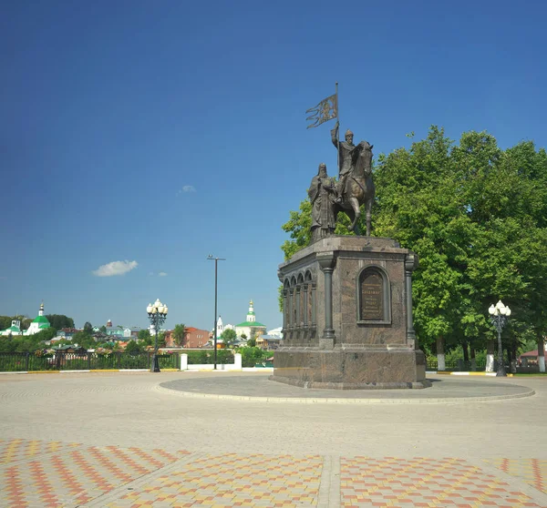 Rússia - 25 de julho de 2016: Monumento do Príncipe Vladimir contra a Catedral da Assunção — Fotografia de Stock