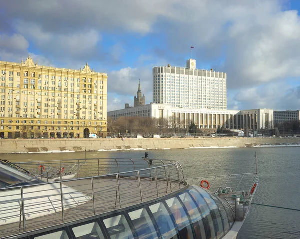 RÚSSIA, MOSCOW - FEVEREIRO 15: Casa branca russa em 2017 . — Fotografia de Stock