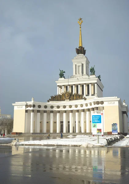 MOSCOW, RÚSSIA - 14 de fevereiro de 2017: Vista do Pavilhão Central na Exposição de Realizações da Economia Nacional . — Fotografia de Stock