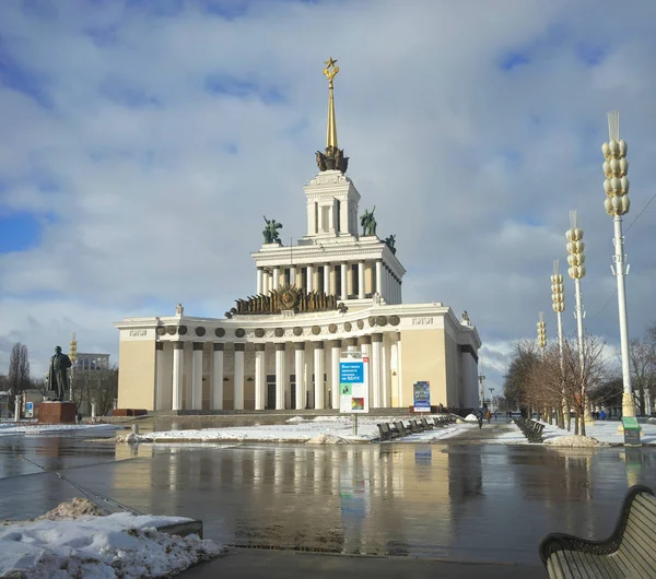 Moskva, Rusko - 14. února 2017: Pohled z centrálního pavilonu na výstavě úspěchů národního hospodářství. — Stock fotografie