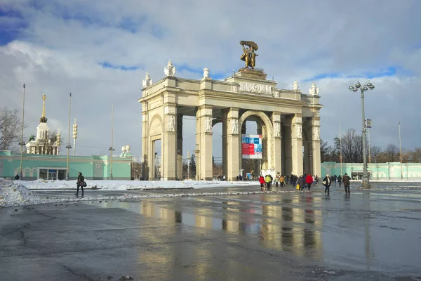 Москва, Російська Федерація - 14 лютого 2017: Пропілеї є центральним ворота входу у Vdhkh районі в Москві. — стокове фото