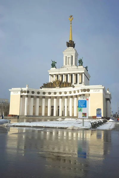 MOSCÚ, RUSIA - 14 de febrero de 2017: Vista del Pabellón Central en la Exposición de Logros de la Economía Nacional . —  Fotos de Stock