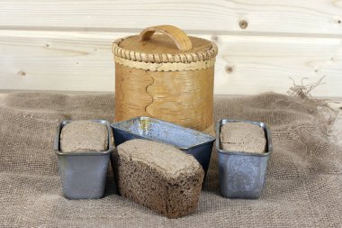 Sos siyah ekmek ve huş ağacı kabuğu