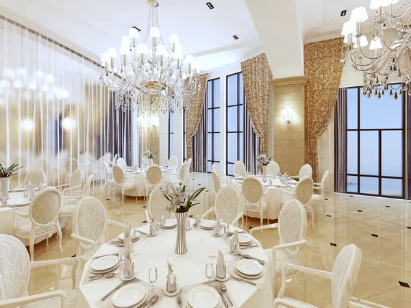 Luksusowa sala balowa, Biala tabele i dużymi oknami. — Zdjęcie stockowe