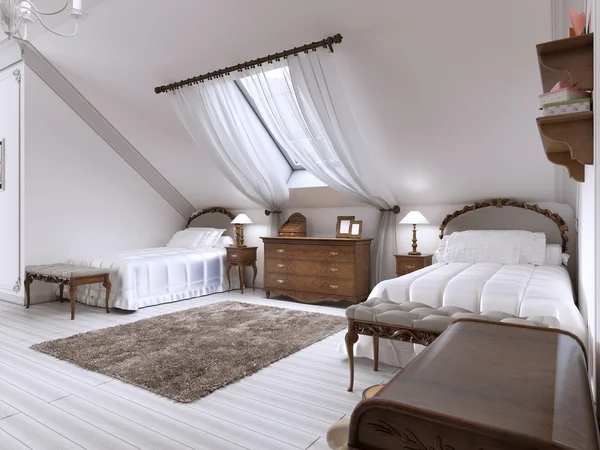 Chambre d'enfants de luxe avec deux lits et une fenêtre sur le toit . — Photo