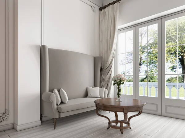 Büyük panoramik pencereler ve bir sehpa lüks kanepe