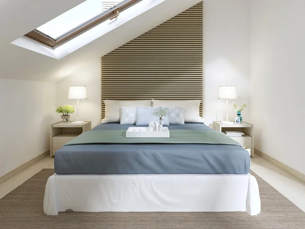 Modernes Schlafzimmer mit großem Bett mit türkisfarbener Decke. — Stockfoto