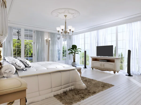 Panoramik pencerelere ve güzel manzaralı büyük yatak odası.