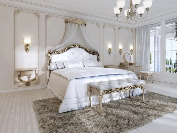 Chambre luxueuse aux couleurs blanches dans un style classique . — Photo