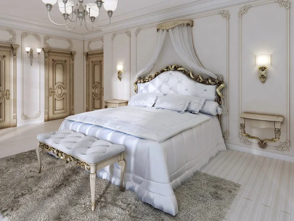 Büyük klasik dört direkli yatak ve pill ile yumuşak beyaz yorgan