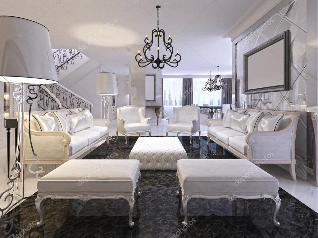 Luxe witte woonkamer met witte meubels en zwart marmeren f ... Luxe witte woonkamer met witte meubels en zwart marmeren f ...