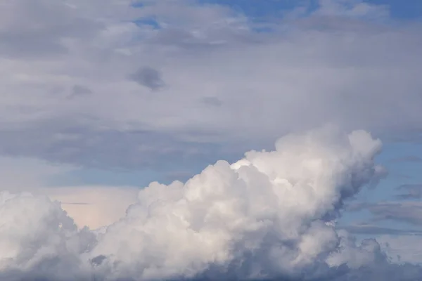 Cumulus Putih Besar Berbulu Awan Tekstur Terhadap Langit Biru Latar — Stok Foto