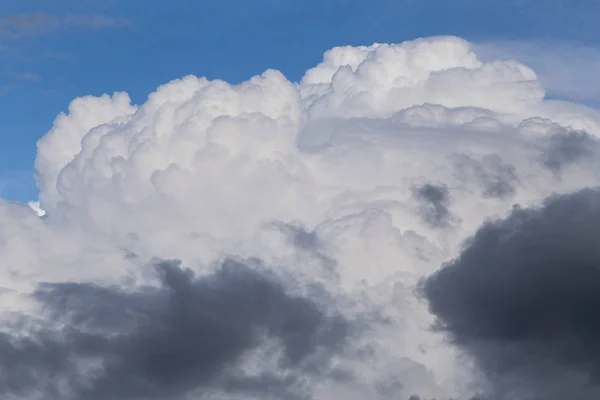 Epik Dramatis Badai Putih Besar Cumulus Awan Latar Langit Biru — Stok Foto