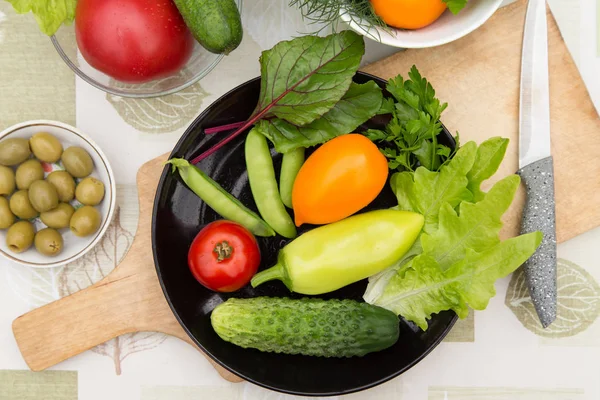 黒の植物に新鮮な生野菜や緑 ベジタリアン料理 ダイエット健康食品のための成分 — ストック写真