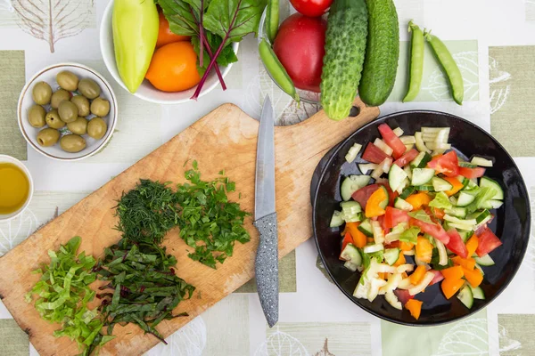 위에서 야채와 야채를 자르는 샐러드 — 스톡 사진