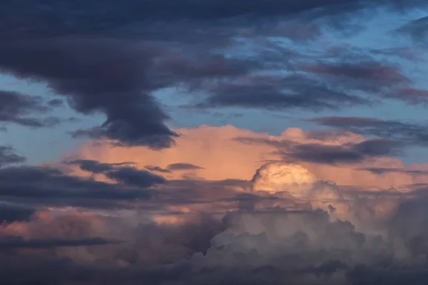 Dramatis Warna Warni Awan Cumulus Saat Matahari Terbenam Terhadap Langit — Stok Foto