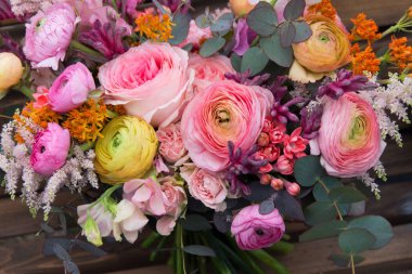 Çiçek, çiçek arkaplanı. Pahalı pembe buketle güller kapanıyor.