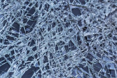 Kırık mavi cam, arka planda çatlaklar var.