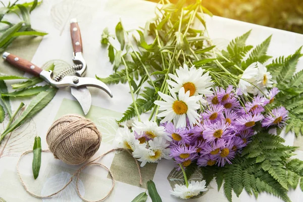 Floristik Arbeitsplatz Blumen Und Werkzeuge Für Einen Strauß Mit Kamille — Stockfoto