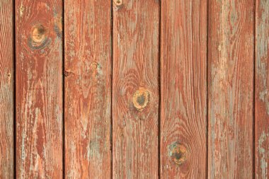 Kırmızıya boyanmış arka planı olan eski gri, kahverengi ahşap tahtalar.