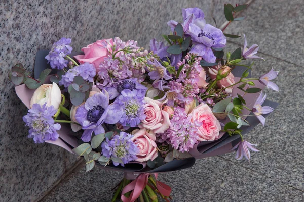 Bouquet Sposa Viola Rosa Fiorista Con Fiori Rose Diversi — Foto Stock