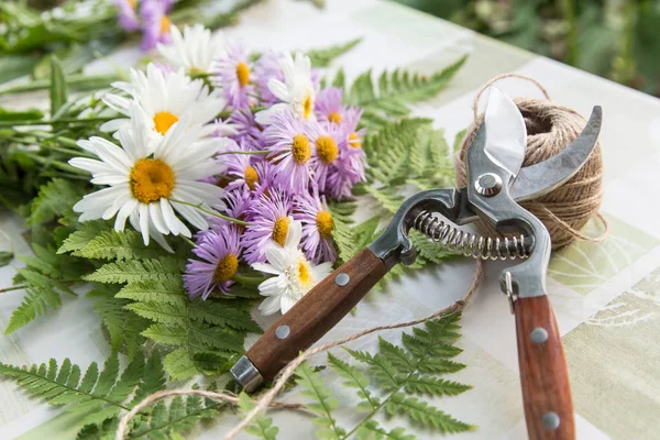 Floristik Arbeitsplatz Blumen Und Werkzeuge Zur Herstellung Eines Straußes Mit — Stockfoto