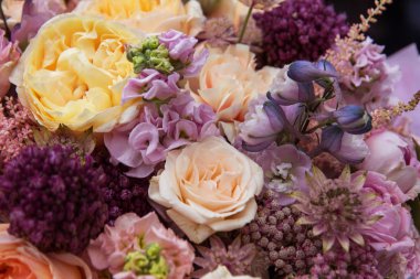 Düğün çiçeği buketi, sarı ve pembe güller yakın plan, çiçek arkaplan