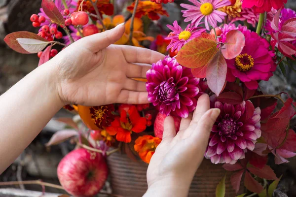 Mãos Femininas Florista Fazendo Buquê Flores Vermelhas Cor Rosa Buquê — Fotografia de Stock