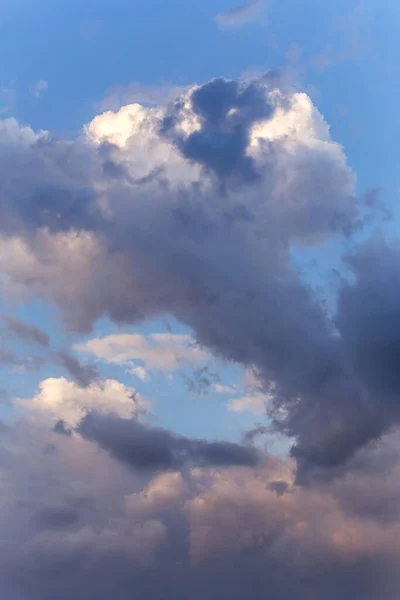 Dramatis Badai Gelap Dan Putih Cumulus Awan Sinar Matahari Pada — Stok Foto