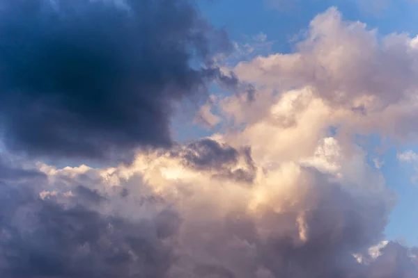 Dramatis Badai Gelap Dan Putih Cumulus Awan Sinar Matahari Pada — Stok Foto