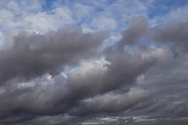 Cumulus Fluffig Vit Och Mörkgrå Storm Moln Mot Blå Himmel — Stockfoto