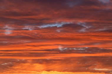 Destansı dramatik, parlak gün doğumu, günbatımı turuncu, sarı, bulutlu, arka plan desenli gökyüzü.