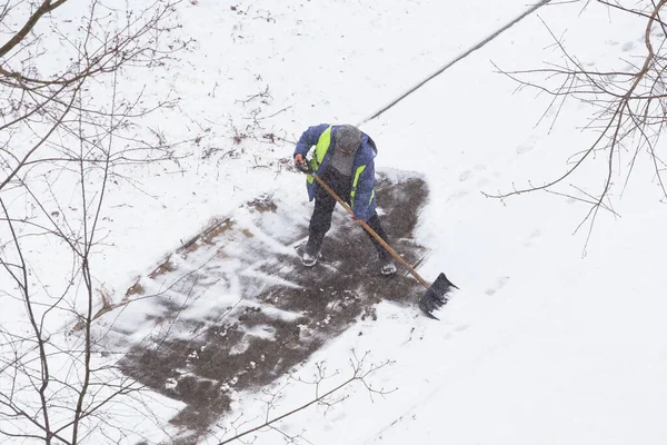 Man Worker Vest Shoveling Snow Snowfall Road Street — Stock Photo, Image
