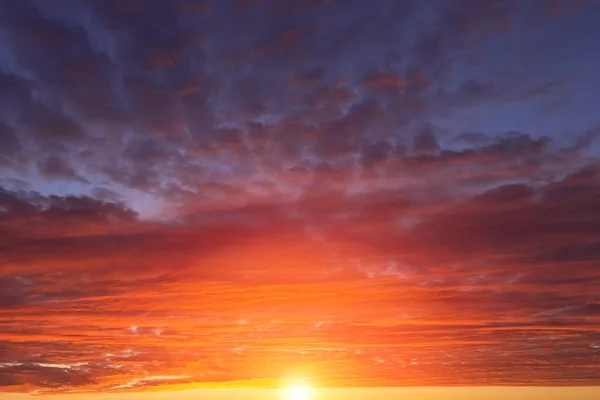 Epikus Drámai Naplemente Napkelte Vörös Narancssárga Felhőkkel Nap Napfény — Stock Fotó