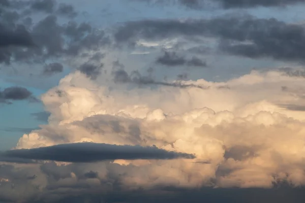 Epic Dramatis Storm Langit Gelap Dan Putih Cumulus Besar Awan — Stok Foto