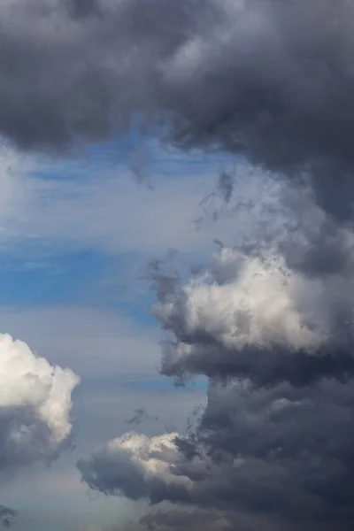 Cennet Destansı Dramatik Gökyüzü Koyu Gri Beyaz Tüylü Kümülüs Bulutları — Stok fotoğraf