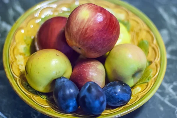 Äpfel und Pflaumen — Stockfoto