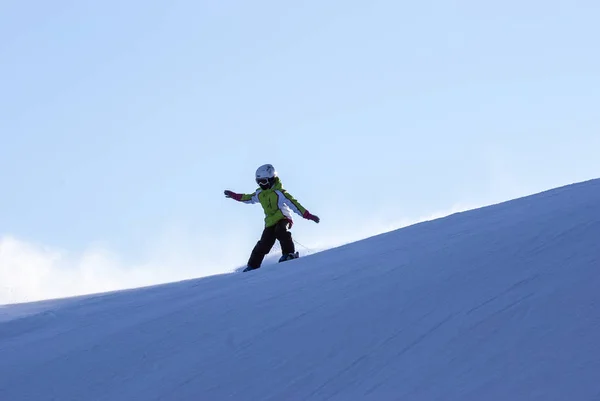 El joven esquiador de montaña —  Fotos de Stock