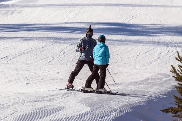 Skifahrer bei einem Treffen — Stockfoto