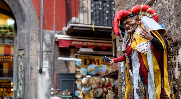 Napoli, İtalya - 5 Aralık 2015: San Gregorio Armeno pazarı, sanatçıların doğum sahnesiyle ilgili heykellerini veya küçük nesnelerini sattıkları yer.