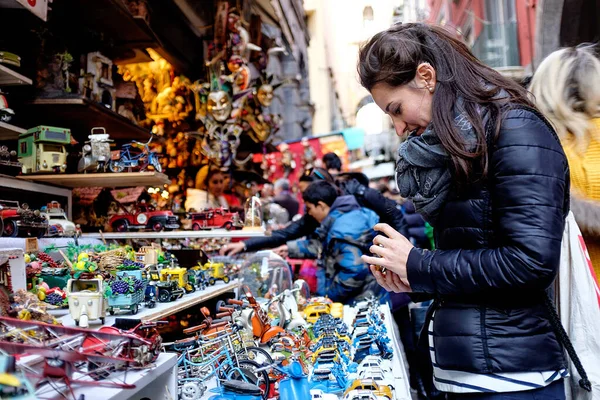 Napoli, İtalya - 5 Aralık 2015: San Gregorio Armeno pazarı, sanatçıların doğum sahnesiyle ilgili heykellerini veya küçük nesnelerini sattıkları yer.