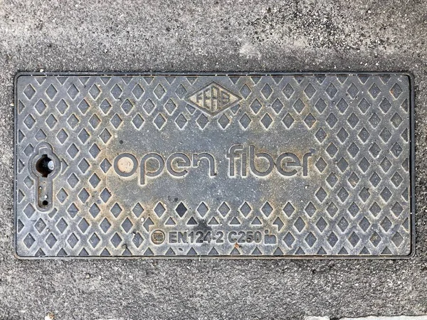 Torino, İtalya - 27 Ekim 2019: İtalya 'nın bütün büyük şehirlerine ultra geniş bant, Uwb, optik fiber getirmeyi amaçlayan Açık Fiber rögar deliği