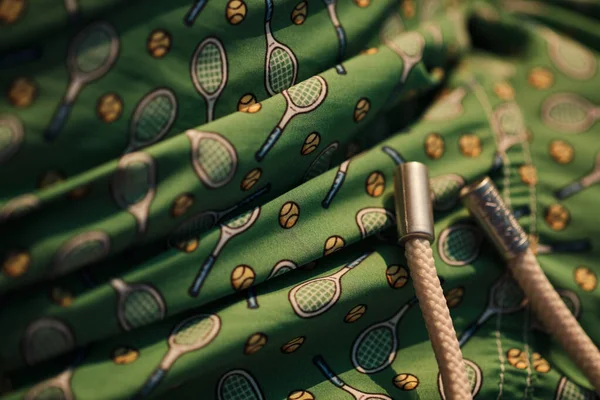 Tenis raketi ve top motifli yeşil mayo kostümünü kapat.
