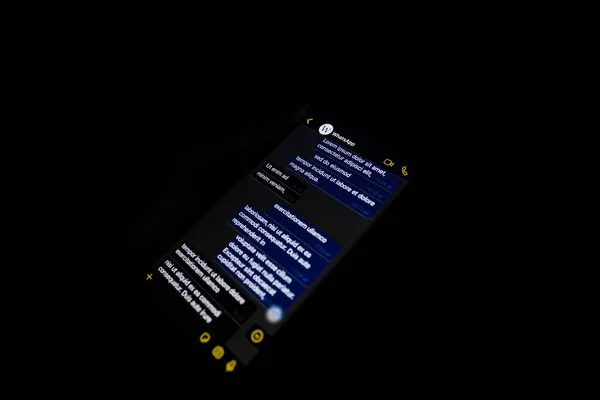 Torino, Italy- 10 Ekim 2019: Elinde bir telefon tutan kişi Whatapp 'ın karanlık modunu gösteriyor, popüler mesaj uygulaması.