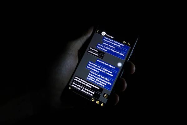 Torino, Italia- 10 ottobre 2019: Persona in possesso di un telefono che mostra un possibile look della modalità oscura di WhatApp, la popolare applicazione di messaggistica . — Foto Stock